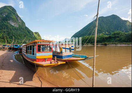 Boote vertäut am Nam Ou Fluß Stockfoto