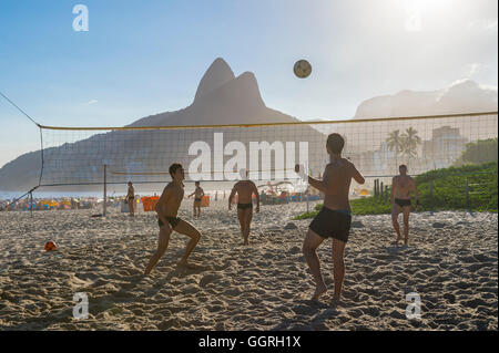 RIO DE JANEIRO - 27. März 2016: Junge Carioca Brasilianer spielen Futevôlei (Footvolley, Kombination aus Fußball und Volleyball). Stockfoto