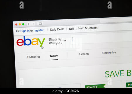 EBay-Website unter einem Vergrößerungsglas-eBay ist ein amerikanisches multinationales Unternehmen und e-Commerce-Unternehmen Stockfoto