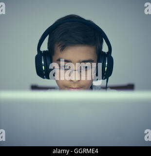 Gemischte Rennen junge Laptop mit Kopfhörern anhören Stockfoto