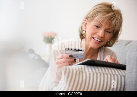 Ältere Frau kaukasischen online einkaufen mit digital-Tablette Stockfoto