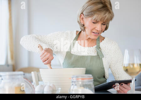 Ältere Frau kaukasischen Rezept auf digitale Tablet lesen Stockfoto