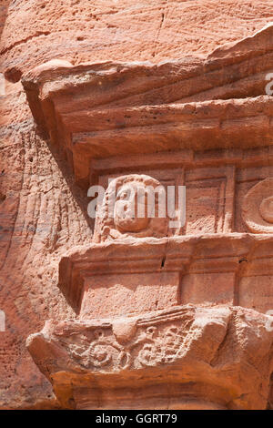 Detail über der Hauptfassade des 'Lion Triclinium'-Grabes in Petra, Jordanien, Naher Osten. Stockfoto