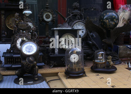 Reproduktion antiker Uhren auf dem Panjiayuan Flohmarkt. Peking - China. Stockfoto