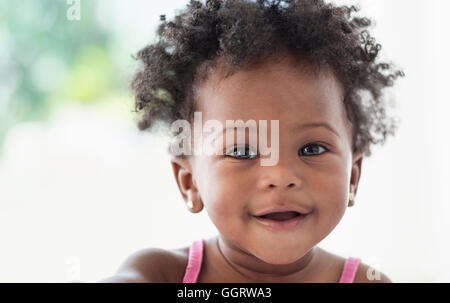 Lächelndes schwarzes Babymädchen Stockfoto