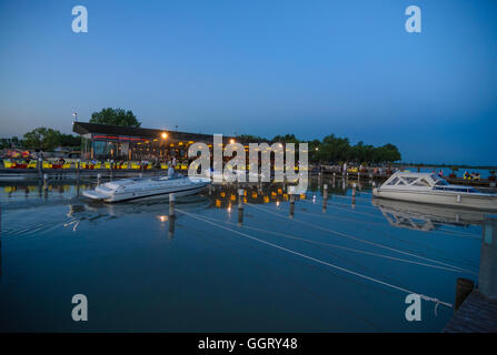 Neusiedl am See: Restaurant "Mole West" am Neusiedler See bei Sonnenuntergang, Österreich, Burgenland, Stockfoto