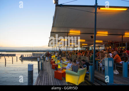 Neusiedl am See: Restaurant "Mole West" am Neusiedler See bei Sonnenuntergang, Österreich, Burgenland, Stockfoto