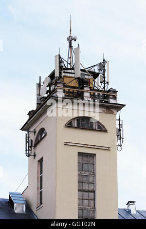 Pavillon mit Kabel und Antennen von Fernmeldeanlagen zur zellulären Übertragung. Stockfoto