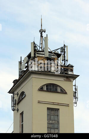 Pavillon mit Kabel und Antennen von Fernmeldeanlagen zur zellulären Übertragung. Stockfoto