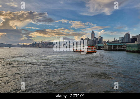 Die 0610 Mui Wo Fähre fährt der zentralen Fähranleger, Hong Kong. Stockfoto