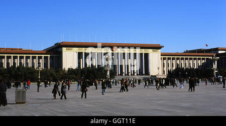 Die große Halle des Volkes dominiert die Westseite des Tiananmen Square in Peking, China. Stockfoto