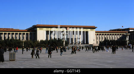 Die große Halle des Volkes dominiert die Westseite des Tiananmen Square in Peking, China. Stockfoto