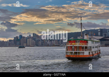 Die 0610 Mui Wo Fähre fährt der zentralen Fähranleger, Hong Kong. Stockfoto