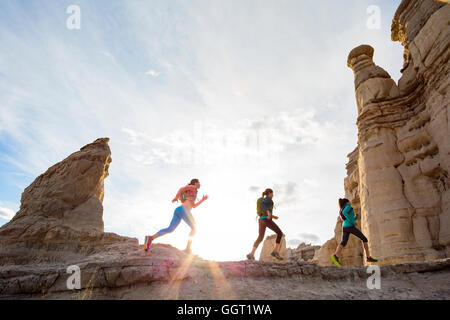 Frauen tragen Rucksäcke Canyon einfahren Stockfoto