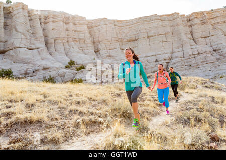 Frauen tragen Rucksäcke Canyon einfahren Stockfoto