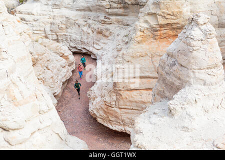 Frauen tragen Rucksäcke Canyon einfahren Stockfoto
