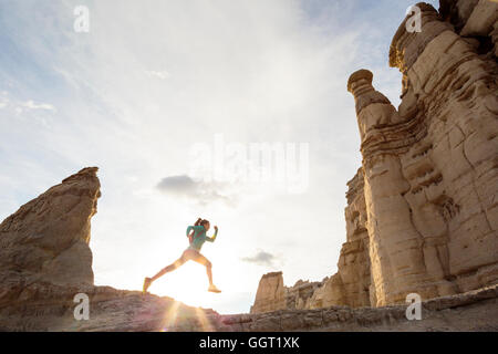 Frau läuft in Canyon Rucksack tragen Stockfoto
