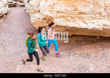 Frauen tragen Rucksäcke Canyon einfahren Stockfoto