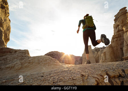 Frau läuft in Canyon Rucksack tragen Stockfoto