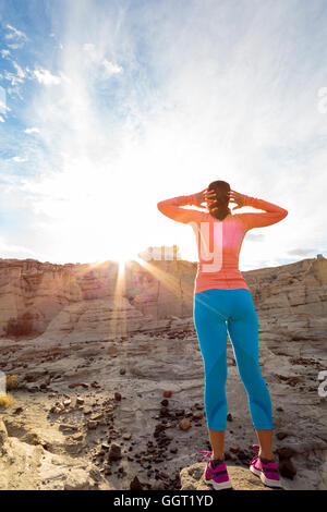 Frau im Canyon Strecken Arme Stockfoto
