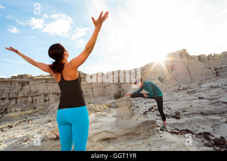 Frauen, die Streckung der Arme und Beine im canyon Stockfoto