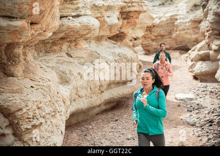 Frauen tragen Rucksäcke Canyon einfahren Stockfoto