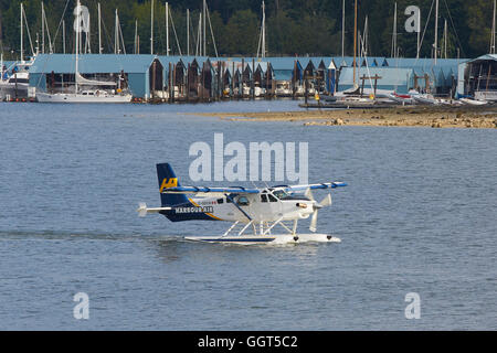 Ein Hafen Luft DCH-2 t Turbo-Beaver Wasserflugzeug zieht In Vancouver Harbour, British Columbia, Kanada. Stockfoto