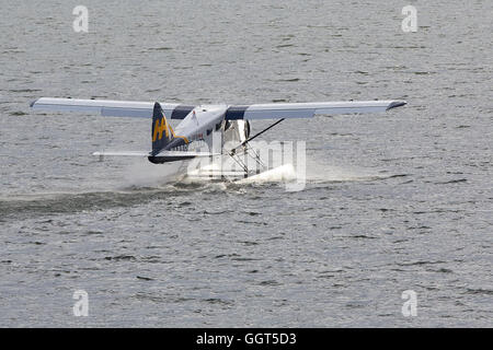 Ein Hafen Luft DHC-2 Beaver zieht In Vancouver Harbour, British Columbia, Kanada. Stockfoto