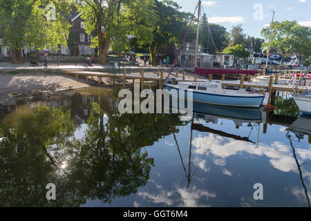 Kleine Yachten vertäut am Steg am Waterhead in der Nähe von Ambleside am Lake Windermere Stockfoto