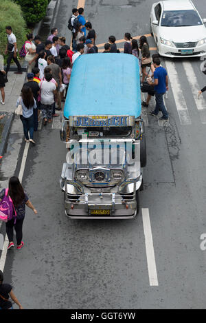 Leute, die in einem Jeepney in Metro Manila, Philippinen Stockfoto