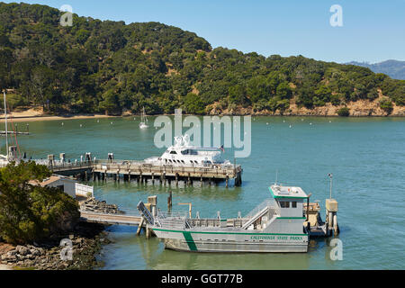 Boote vertäut im Ayala Cove, Angel Island, San Francisco, Kalifornien. Stockfoto