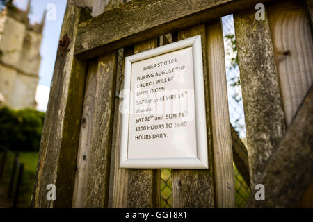 Imber St. Giles Church Öffnungszeiten in Imber Dorf auf Salisbury Plain, Wiltshire, wo Bewohner, im Jahr 1943 vertrieben wurden zu einem Übungsgelände für US-Truppen, die Vorbereitung, Europa zu erobern. Straßen durch die MoD kontrollierten Dorf sind jetzt offen und schließt sich wieder am Montag, den 22. August. Stockfoto