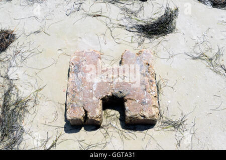 Buchstabe geformt Zement Pfeiler am Strand im Honeymoon Island State Park, Florida Dunedin. Stockfoto