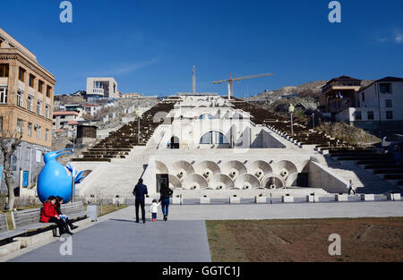 YEREVAN, Armenien - 8. März 2015: Touristen besuchen Yerevan Wahrzeichen - Kaskade Treppe in Yerevan, Armenien. Stockfoto