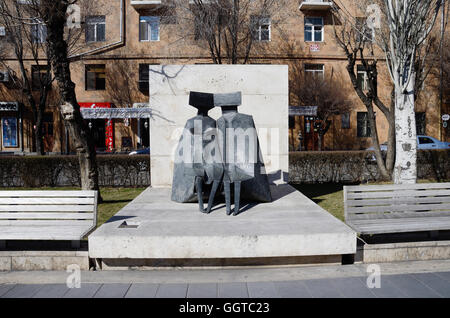 YEREVAN, Armenien - 8. März 2015: Moderne Kunst Statue "Liebespaar" in der Nähe von Cascade, giant Stairway in Yerevan, Armenien. Es ist import Stockfoto