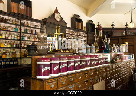 Die Apotheken - eine wunderbare Ausstellung von Flaschen, Tränke und unktionen in einem viktorianischen Apotheker-Shop. Stockfoto