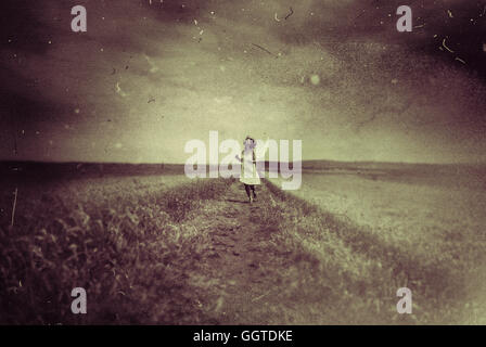 young woman dancing and running in the middle of summer meadow Stockfoto
