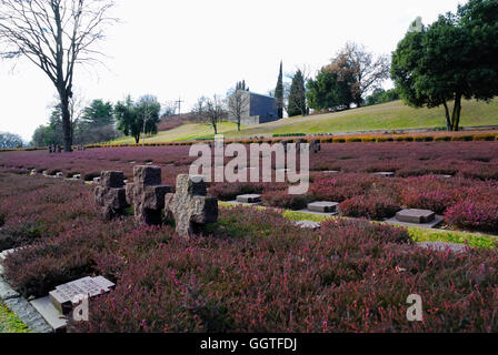 WWII deutscher Soldatenfriedhof Costermano. Costermano ist ein italienischer Ort in der Nähe von Garda See. Der Friedhof enthält 21,930 Gräber deutscher Soldaten während des zweiten Weltkriegs in Norditalien gefallen. Es liegt auf einem Hügel mit Heidekraut bedeckt, wo man den See sehen kann. Stockfoto