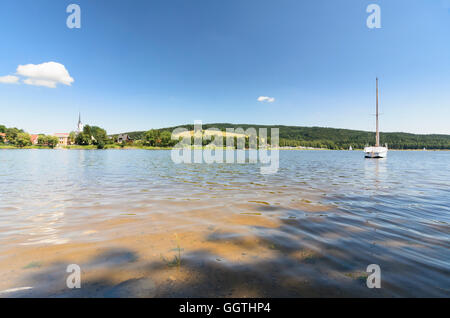 Frymburk nad Vltavou (Friedberg): Lipno Stausee und Kirche des Heiligen Bartholomäus, Tschechisch, Jihocesky, Südböhmen, Südböhmen, Stockfoto