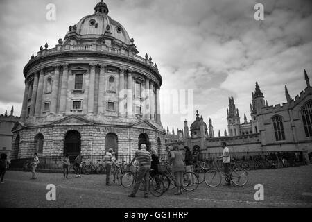 Radcliffe Camera, Oxford (University). 2016. street scene. Dieses Gebäude wurde früher als 'Physik Bibliothek" bekannt. Stockfoto