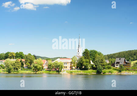 Frymburk nad Vltavou (Friedberg): Lipno Stausee und Kirche des Heiligen Bartholomäus, Tschechisch, Jihocesky, Südböhmen, Südböhmen, Stockfoto