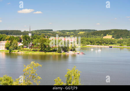 Frymburk nad Vltavou (Friedberg): Lipno Stausee und Kirche des Heiligen Bartholomäus, Tschechisch, Jihocesky, Südböhmen, Südböhmen, Stockfoto