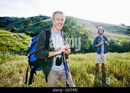 Kaukasische Wanderer stehend Gras auf Berg Stockfoto