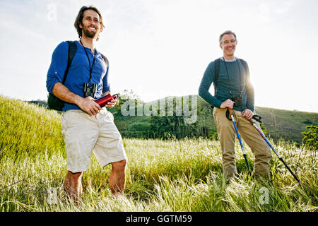 Kaukasische Wanderer stehend Gras auf Berg Stockfoto