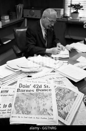 New York City Verkehr Kommissar Henry A. Barnes in seinem Büro, Januar 1962. Zeitungen auf seinem Schreibtisch zeigen Schlagzeilen über die Barnes Dance. Stockfoto