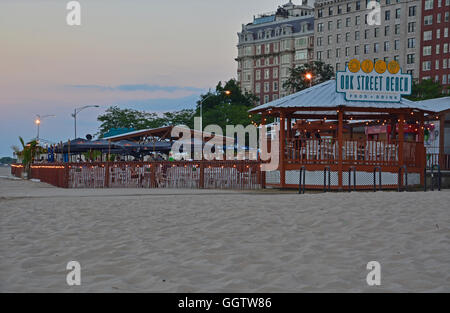 Das Café im Oak Street Beach in Chicago bei Sonnenuntergang Stockfoto