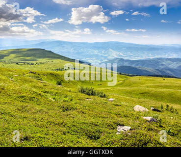 Berglandschaft mit Steinen Verlegung unter dem Rasen auf der Bergseite Stockfoto