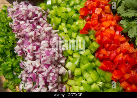 Gewürfelte Paprika und Zwiebeln Stockfoto