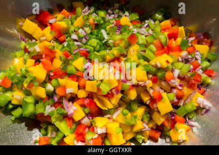 Gewürfelte Paprika und Zwiebeln in Schüssel Stockfoto