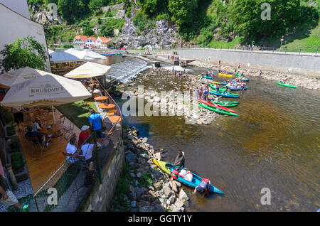 Ceský Krumlov (Böhmisch Krumau): Paddler auf der Vltava (Moldau), Tschechisch, Jihocesky, Südböhmen, Südböhmen, Stockfoto